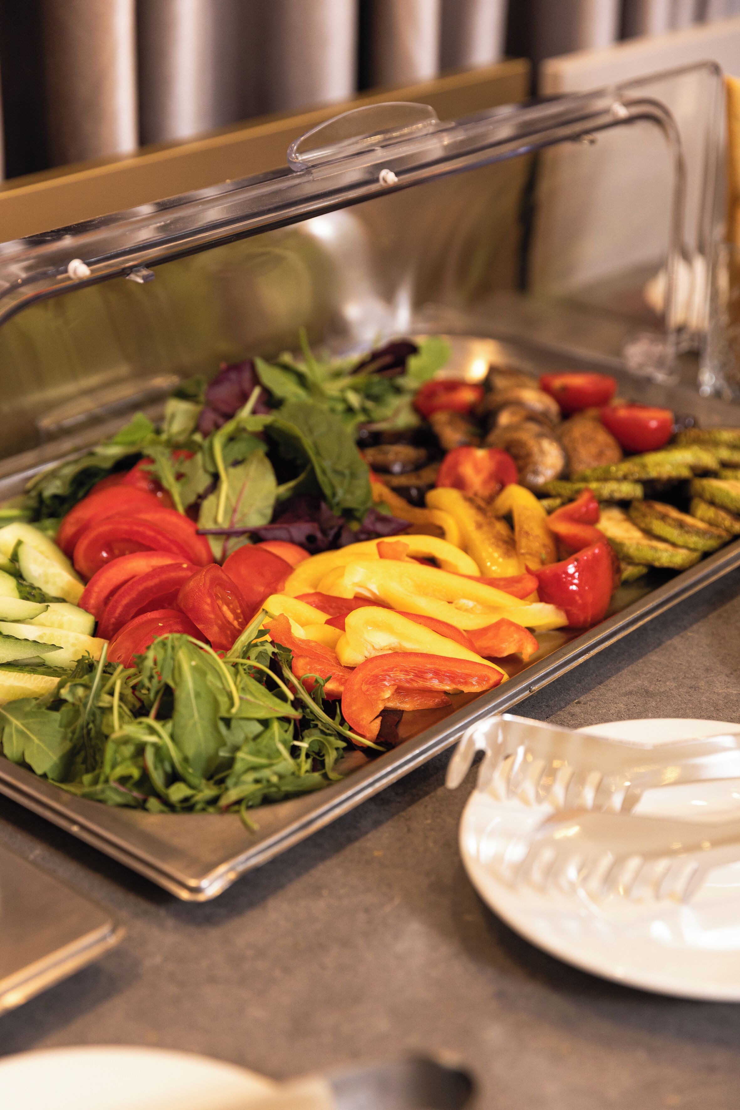 Un buffet proposant une variété de légumes frais et de salades.