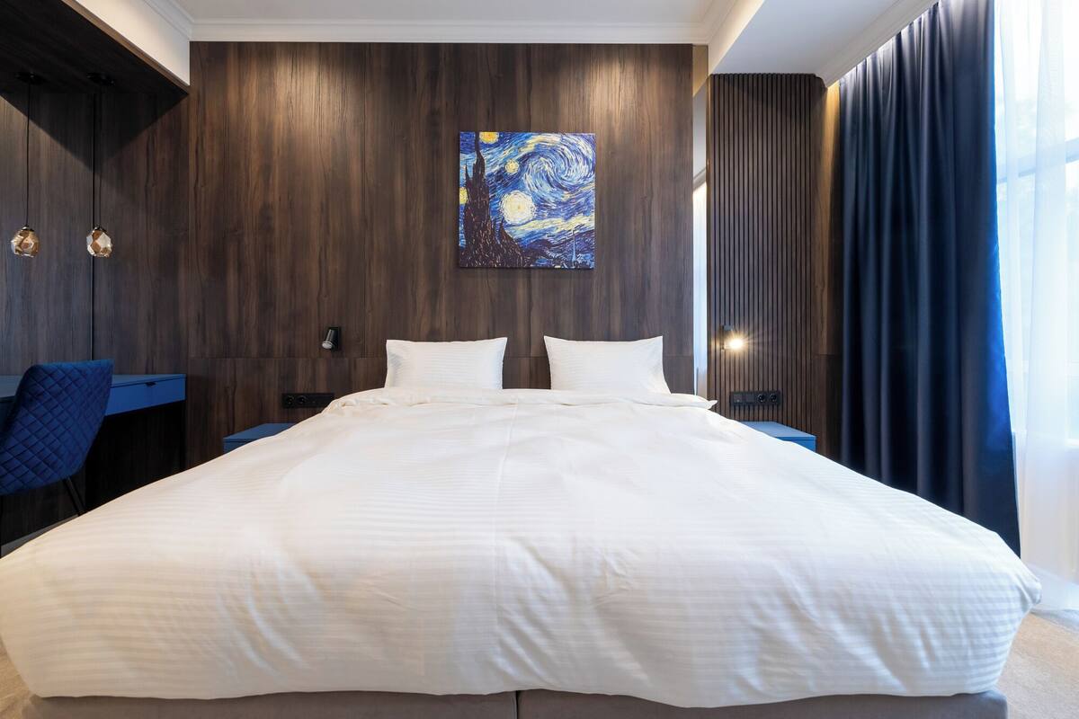 Family Room | Minibar, desk, WiFi (free), bed sheets