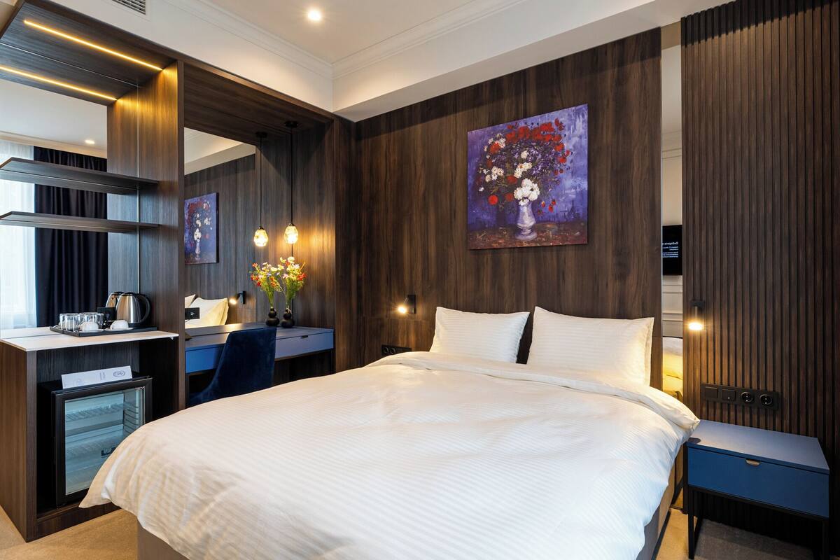 Double Room | Minibar, desk, WiFi (free), bed sheets