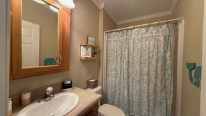 Badewanne, Haartrockner, Handtücher, Toilettenpapier