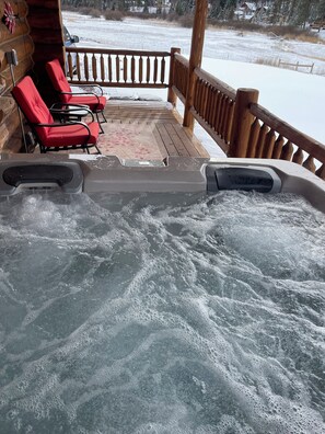 Outdoor spa tub - Amazing mountain views, daily wildlife show and a cozy log house for serenity. (Seeley Lake)