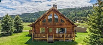 Amazing mountain views, daily wildlife show and a cozy log house for serenity.