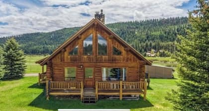 Amazing mountain views, daily wildlife show and a cozy log house for serenity.