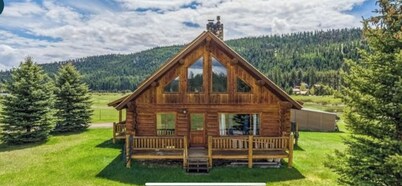 Amazing mountain views, daily wildlife show and a cozy log house for serenity.