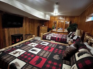4 bedrooms, iron/ironing board, travel crib, free WiFi - Amazing mountain views, daily wildlife show and a cozy log house for serenity. (Seeley Lake)