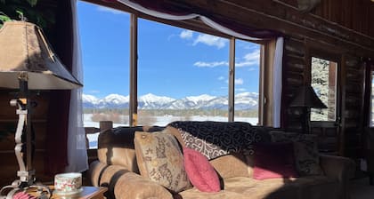 Amazing mountain views, daily wildlife show and a cozy log house for serenity.