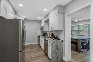 Frigorifero, microonde, forno, piano cottura