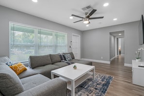 Smart TV, table tennis, books - Sunny Haven House | 4BD & Sleeps 10 | Heated Pool | Near Busch Gardens, Tampa (Tampa)