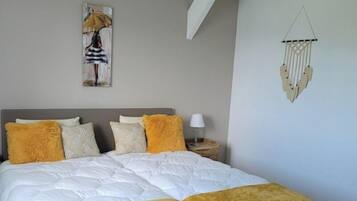 3 slaapkamers, een bureau, een strijkplank/strijkijzer, reisbedje