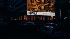 Ein mehrgeschossiges Gebäude mit der Aufschrift "PENTA HOTEL BREMEN" und einem großen Wandgemälde an der Fassade.