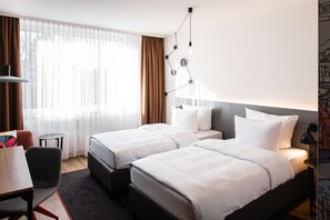 Comfort Room (Penta Plus) | Hypo-allergenic bedding, desk, blackout drapes, iron/ironing board - Pentahotel Bremen (Bremen)