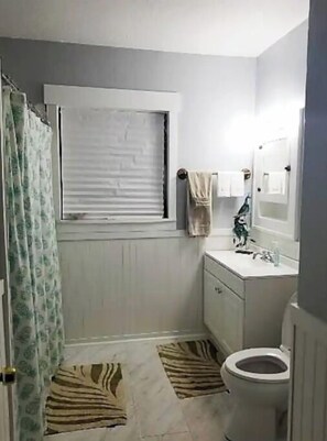 Combinazione doccia/vasca, asciugacapelli, asciugamani, sapone