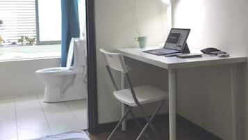 Combined shower/tub, bidet