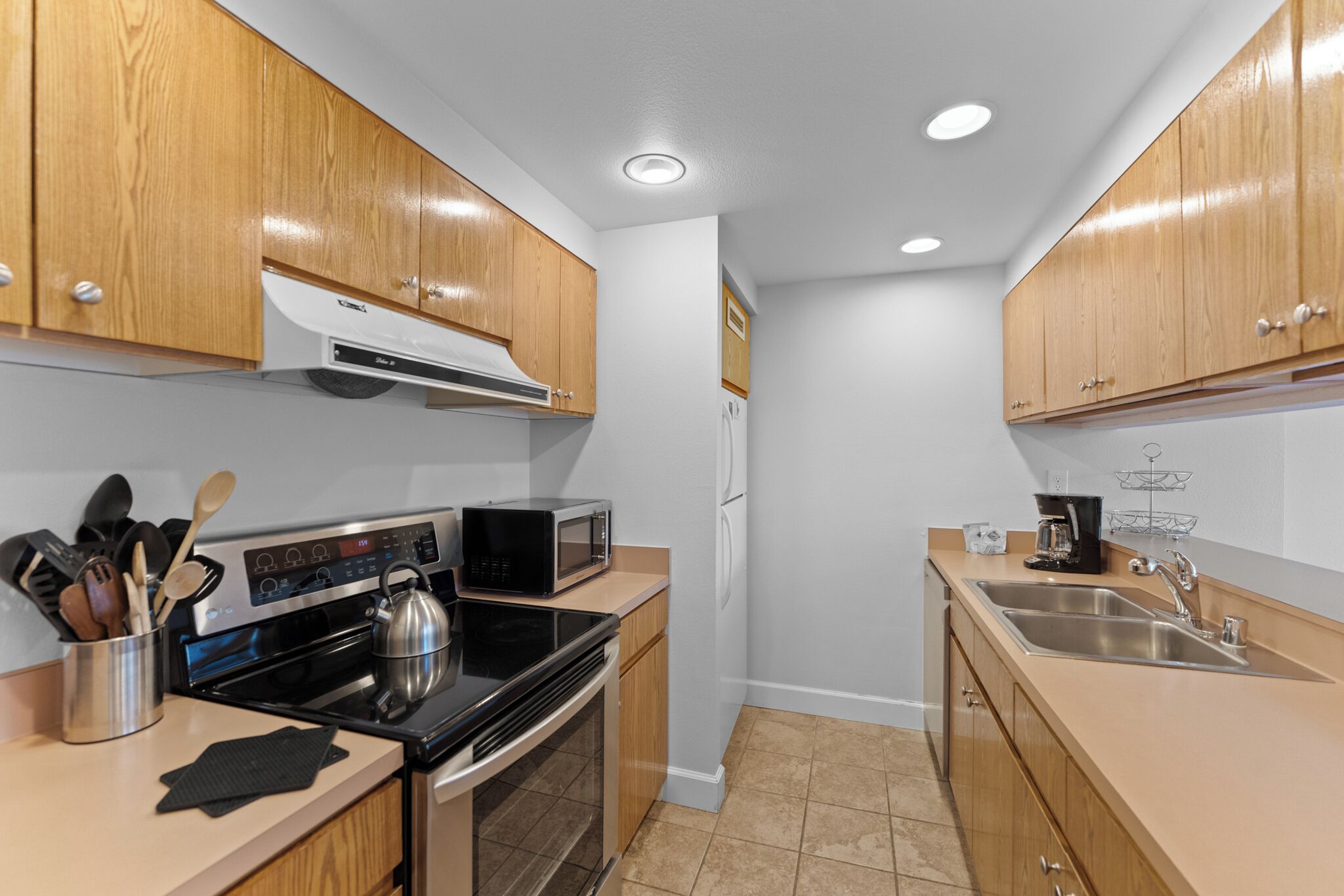 Kylskåp, mikrovågsugn, ugn och spishäll