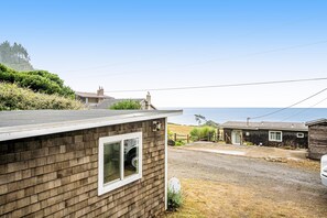 Property grounds - Cozy dog-friendly home with ocean views, a private hot tub and washer & dryer (Oceanside)