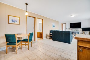 TV, DVD player - Cozy dog-friendly home with ocean views, a private hot tub and washer & dryer (Oceanside)