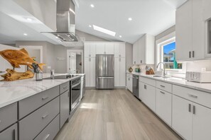 Frigorifero, microonde, forno, piano cottura