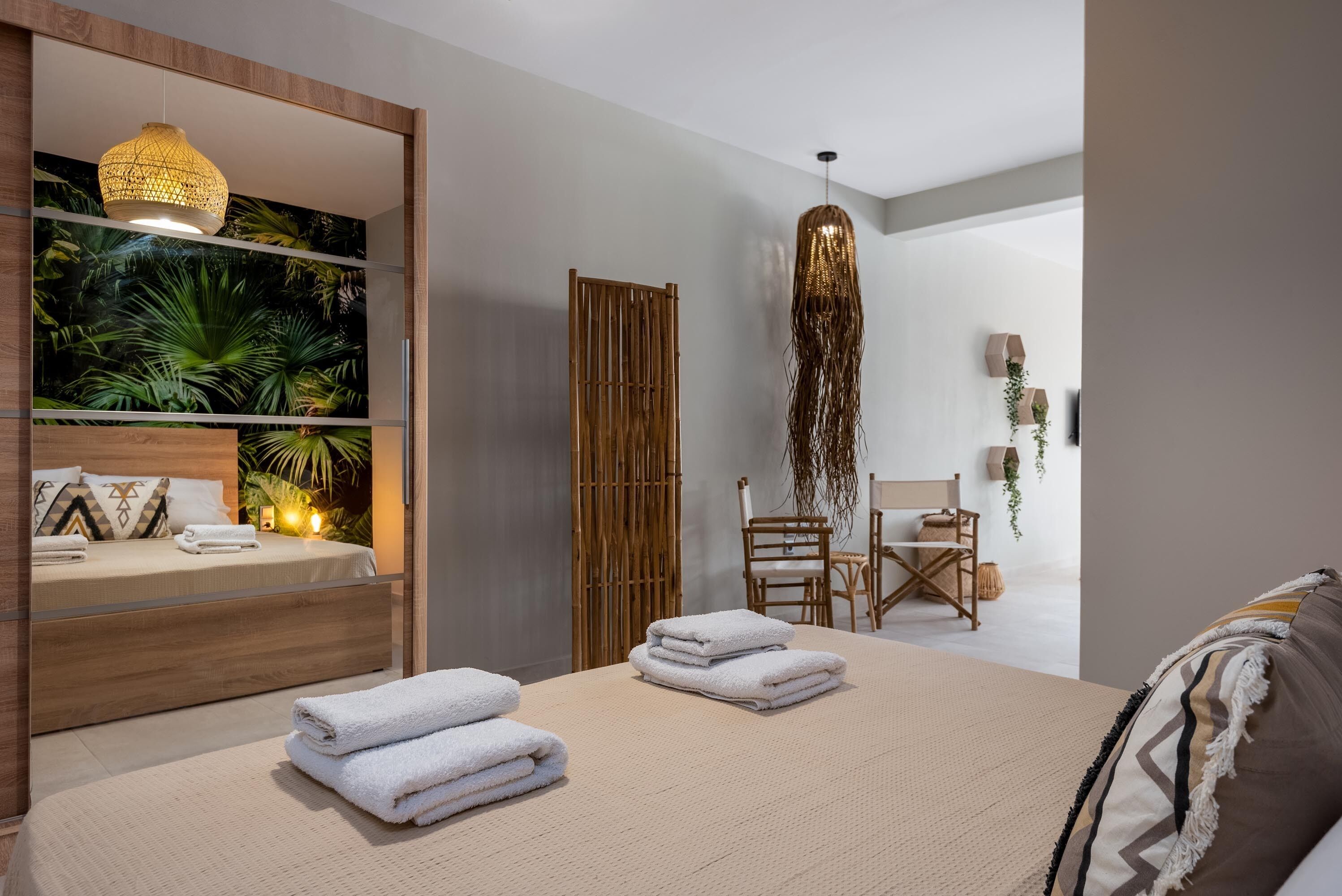 2 makuuhuonetta, tallelokero huoneessa, silitysrauta/-lauta