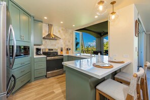 Geladeira, micro-ondas, fogão, cooktop