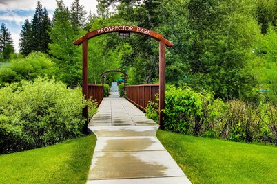 Great Ski Condo w/ Pool and Hot Tub Access - Walk to Lifts