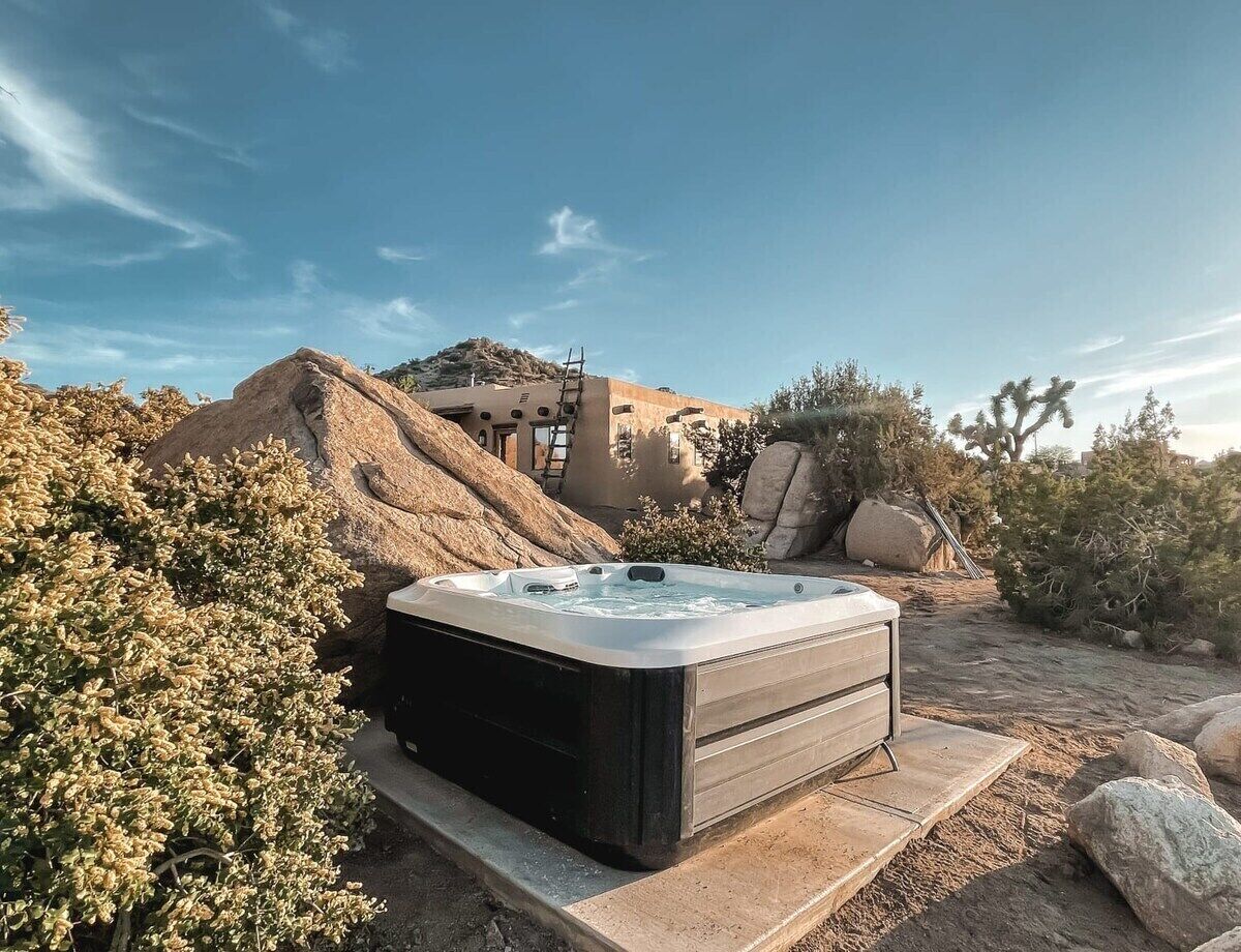 Joshua Tree's Stella- Art Adobe, Boulders, Spa