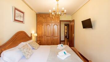 2 bedrooms, iron/ironing board, WiFi, bed sheets