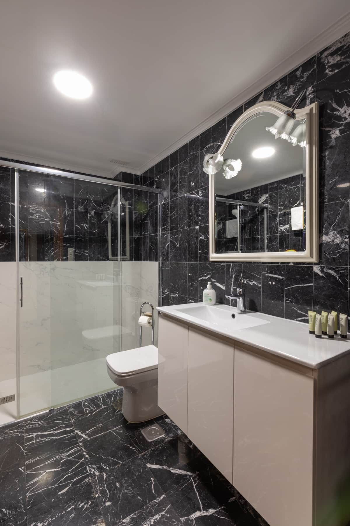 Douche, sèche-cheveux, serviettes fournies