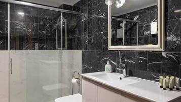 Douche, sèche-cheveux, serviettes fournies