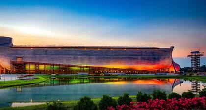 80 Acre Retreat with PoolâMinutes to ArkâSleeps 15