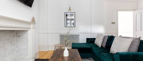 Appartamento | Area soggiorno | TV a schermo piatto 32 pollici con canali via cavo, TV