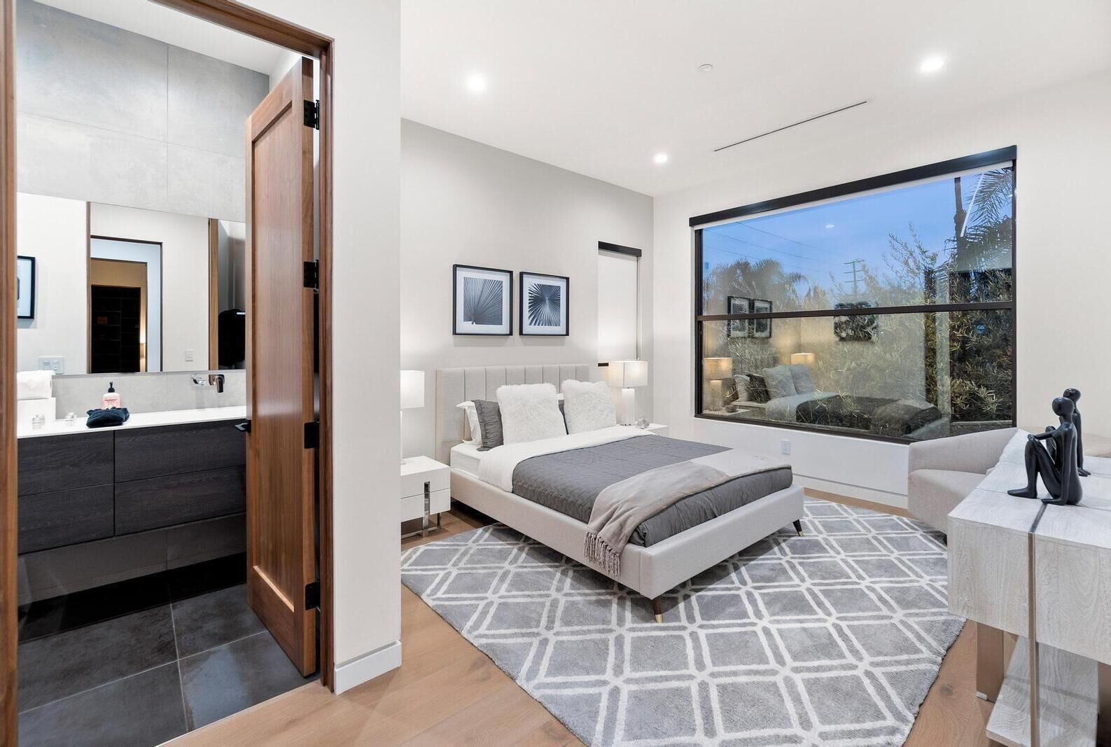 5 bedrooms, iron/ironing board, WiFi, bed sheets