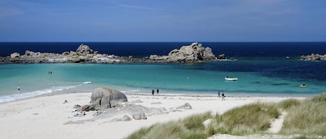Vlak bij het strand, ligstoelen aan het strand