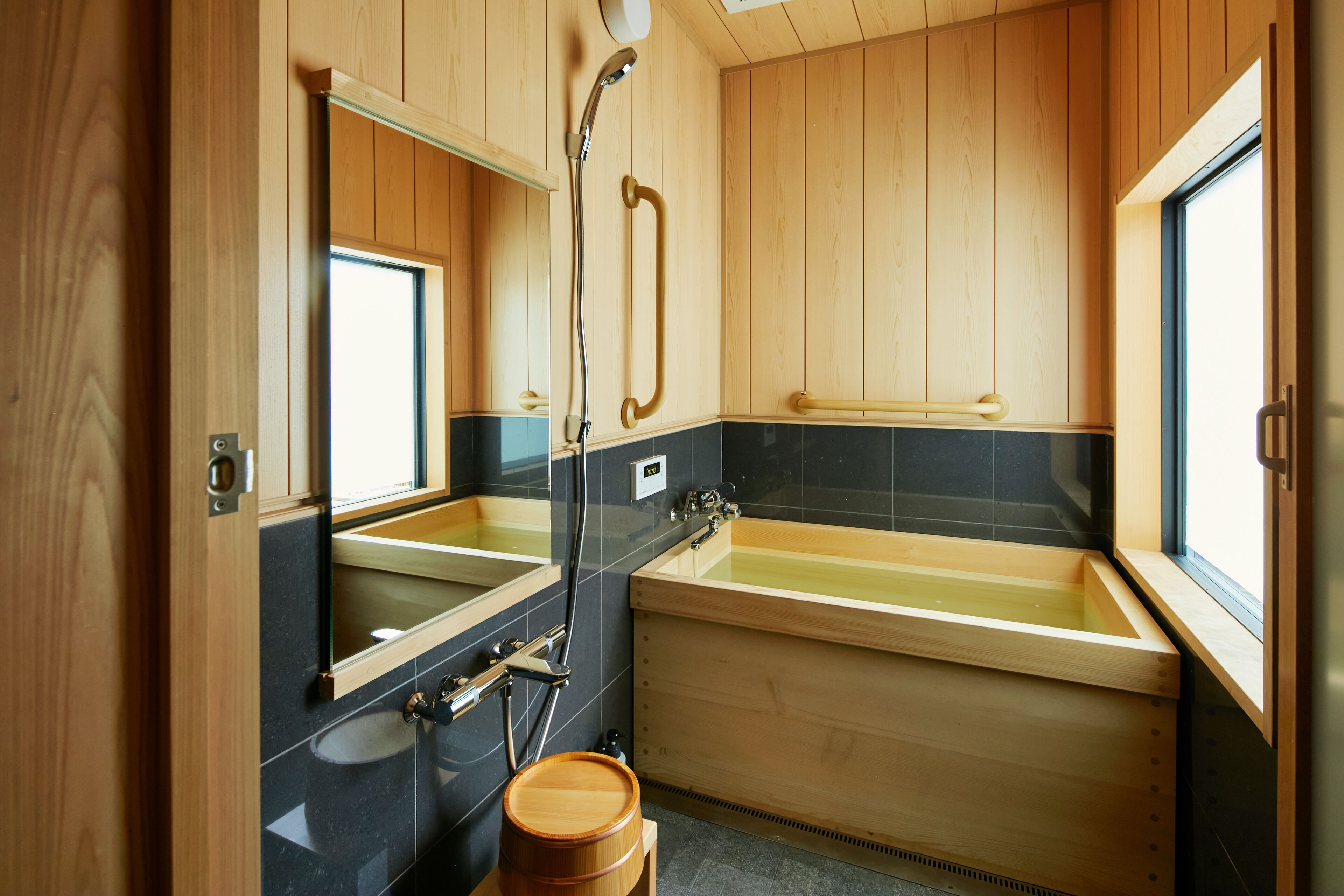 Vila Mewah, pemandangan kebun | Kamar mandi | Bathtub dan shower terpisah dan perlengkapan mandi gratis