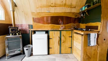Studio | Private kitchen | Fridge, stovetop