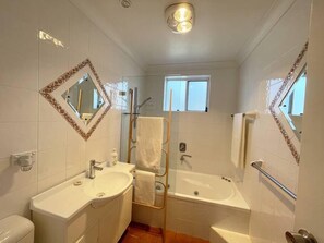 Combined shower/tub, jetted tub, free toiletries