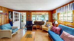 Living area - Absolutely Adorable Lake Winnipesaukee Cottage AUGUST WEEKS SPECIAL RATES (Moultonborough)