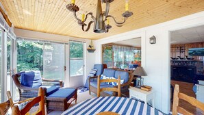 Living area - Absolutely Adorable Lake Winnipesaukee Cottage AUGUST WEEKS SPECIAL RATES (Moultonborough)