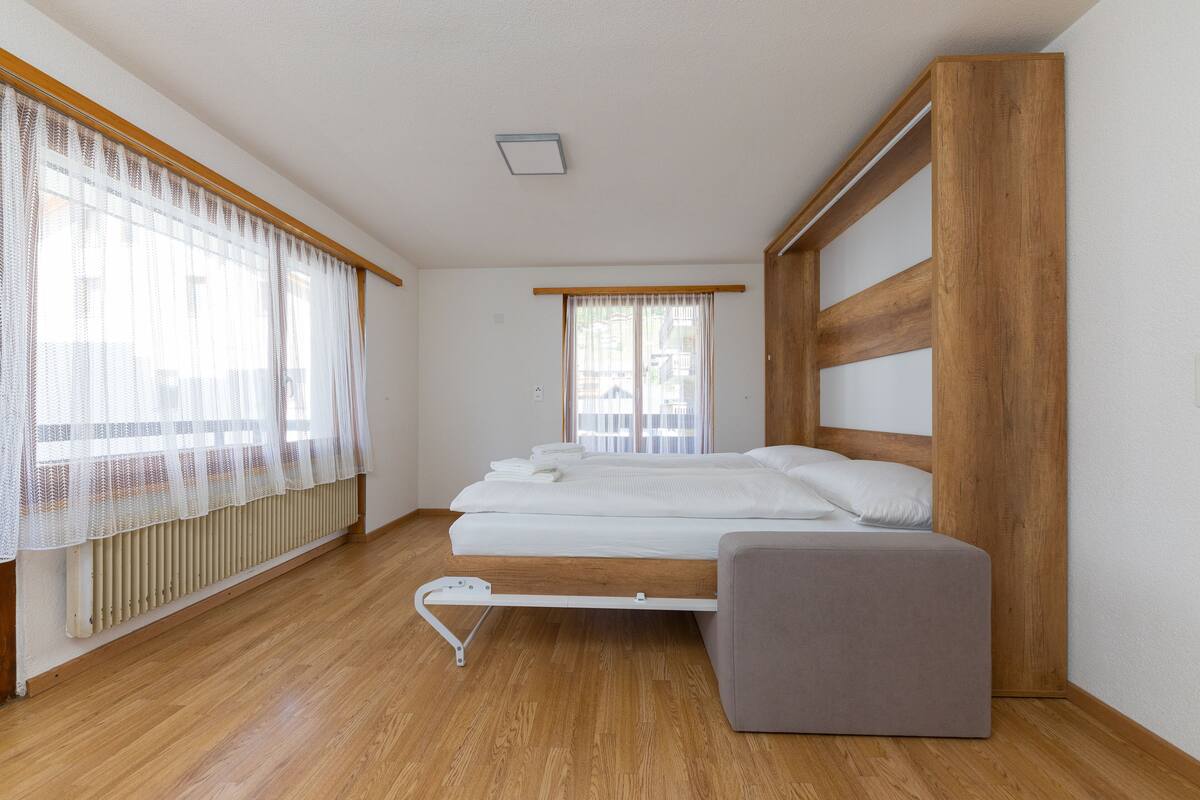 Tabla de planchar con plancha, wifi gratis y ropa de cama 