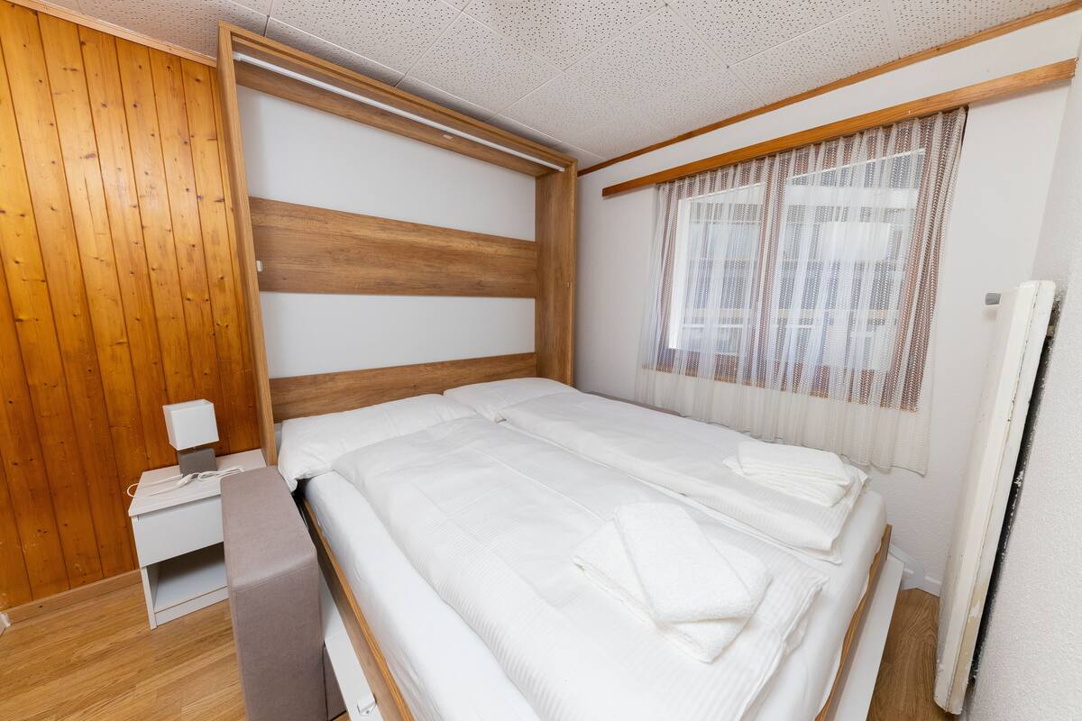Tabla de planchar con plancha, wifi gratis y ropa de cama 