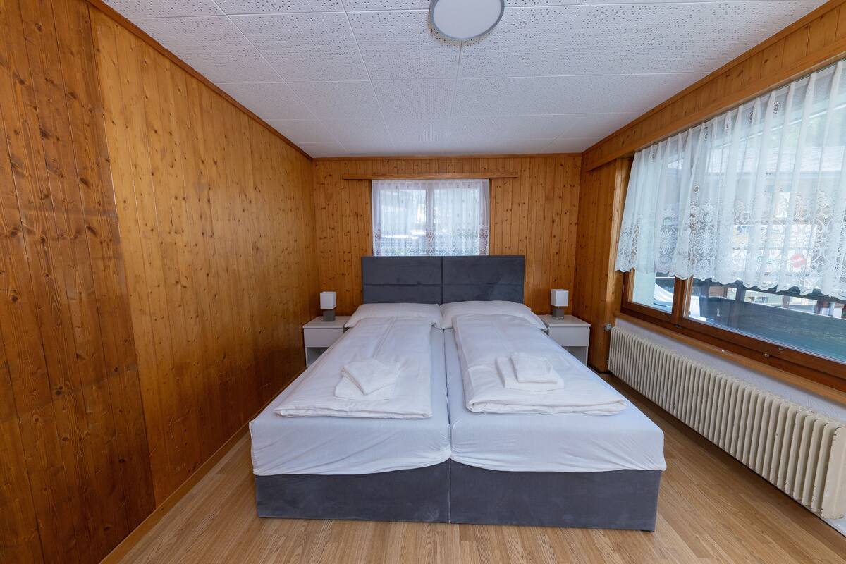 Tabla de planchar con plancha, wifi gratis y ropa de cama 