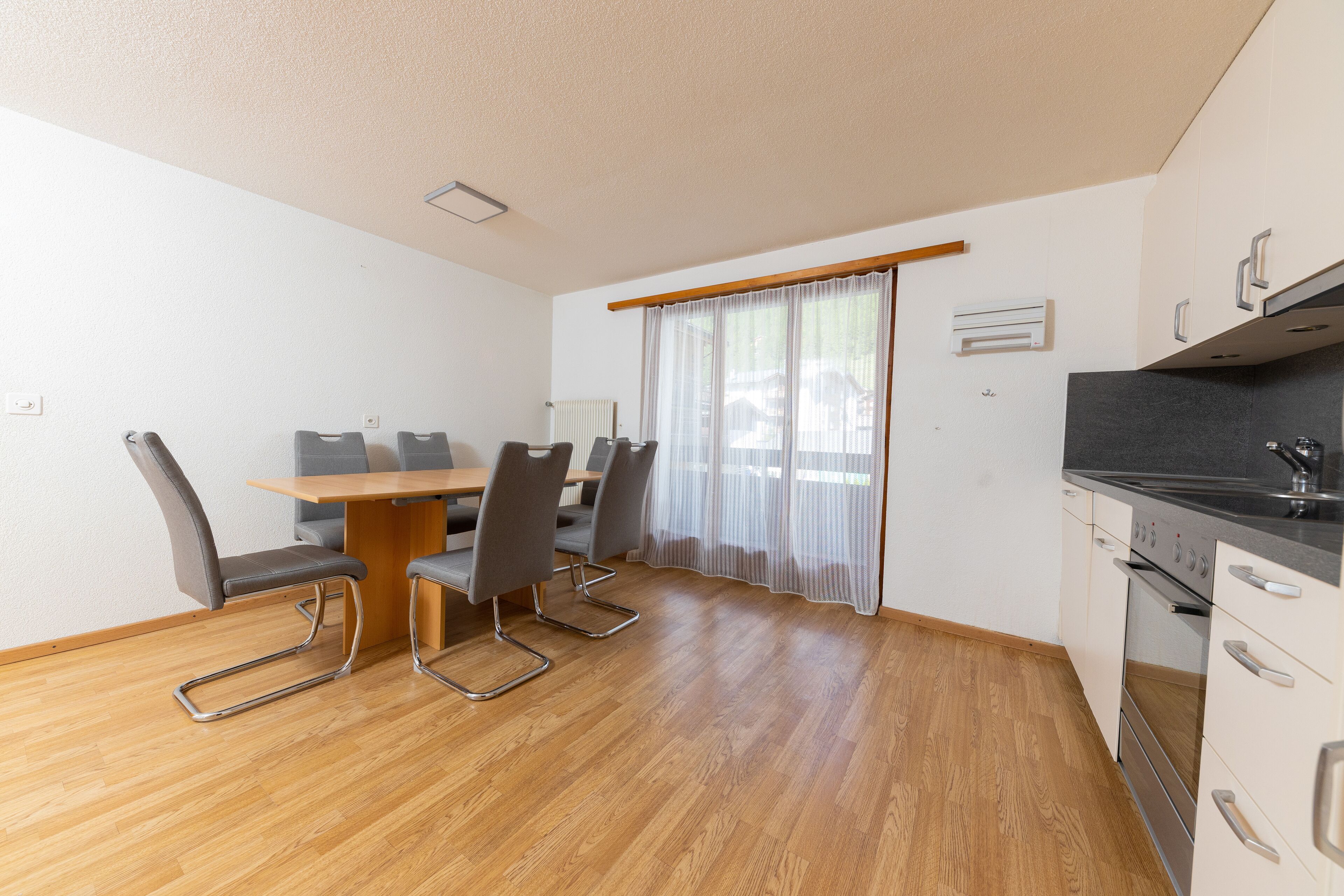 Grand réfrigérateur, four, plaque de cuisson, lave-vaisselle