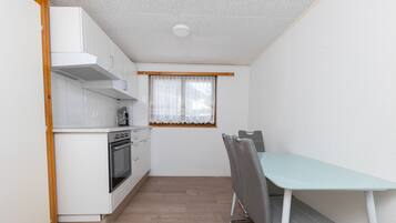 Apartamento básico | Cozinha privada | Geladeira grande, fogão, cooktop, lava-louças