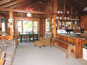 L’intérieur d’une cabane comprend un coin repas, une cuisine et un espace de vie confortable.