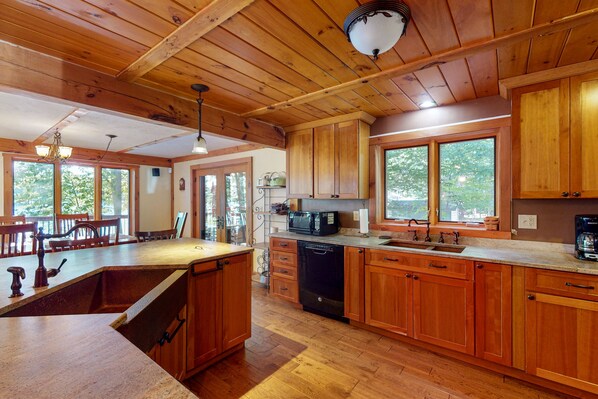 Refrigerador, microondas, lavavajillas y cafetera y tetera 