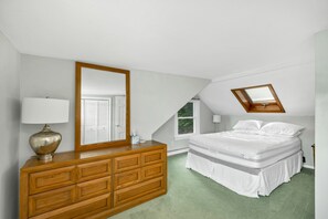 5 bedrooms, WiFi - Winnipesaukee Waterfront On Meredith Bay with U Shaped Dock Sleeps 10 (Meredith)