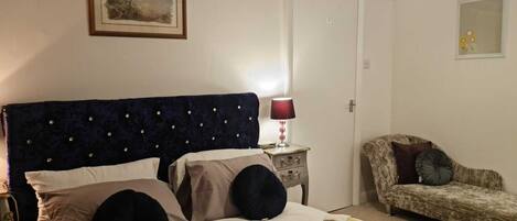 Talo, useita sänkyjä | 3 makuuhuonetta, silitysrauta/-lauta, ilmainen Wi-Fi, vuodevaatteet