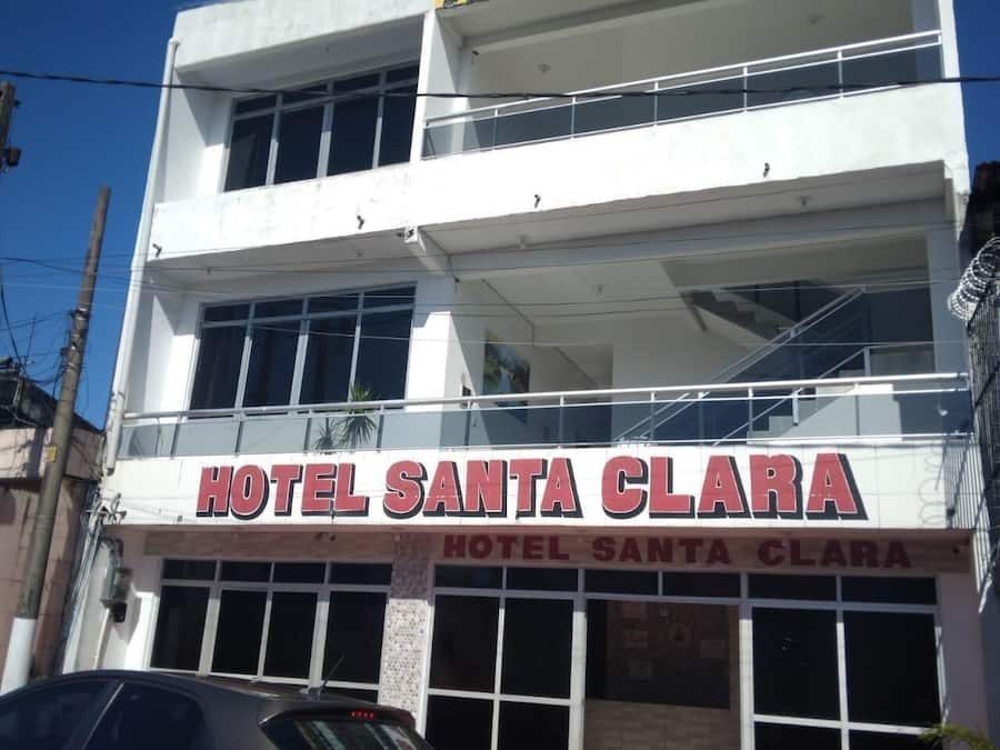 Un immeuble à plusieurs étages sur lequel on peut lire l’inscription : « HÔTEL SANTA CLARA ».