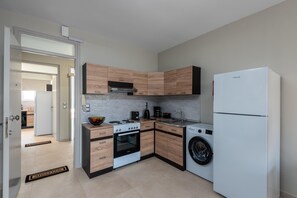 Kühlschrank, Ofen, Herdplatte, Wasserkocher mit Kaffee-/Teezubehör