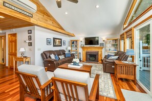 Smart TV, fireplace, DVD player, offices