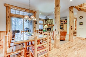 Dining - Cozy, dog-friendly home w/ private hot tub & SHARC access - great location (Sunriver)